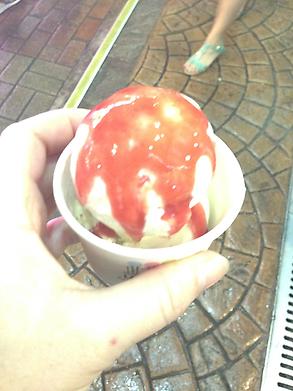Yoghut with crunchy chocolate and strawberries